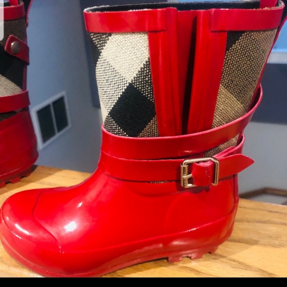 100% authentic Burberry rainboots size.9